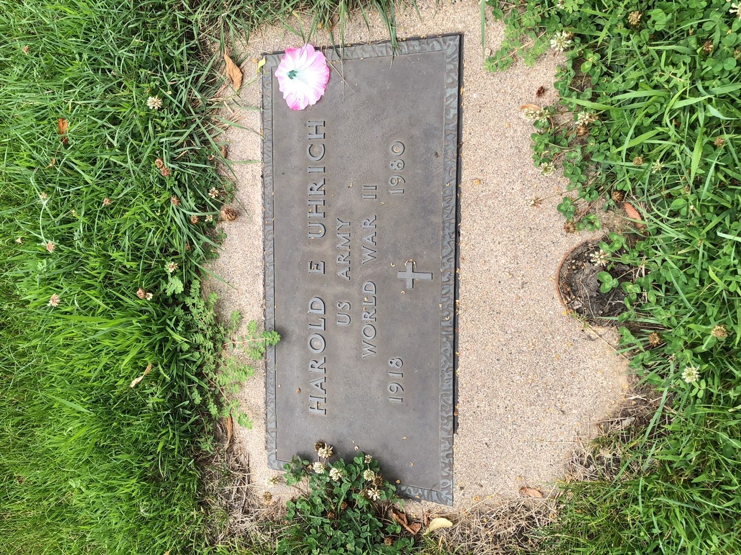 Harold E. Uhrich's grave. Photo 1