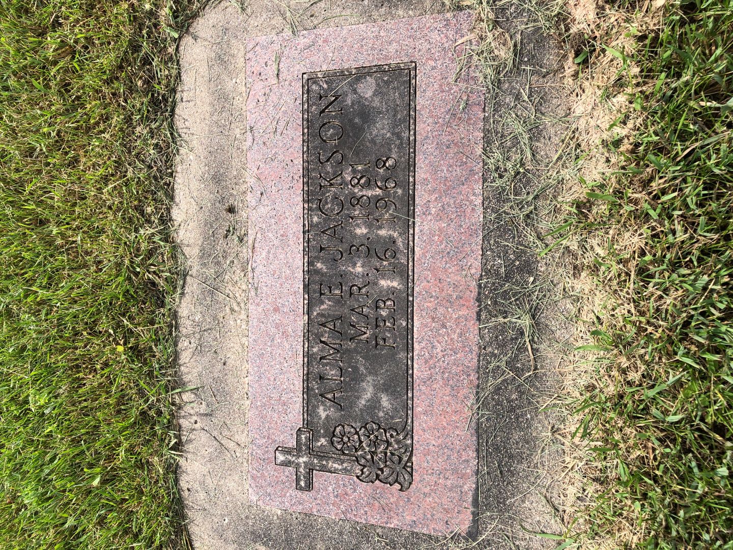 Alma E. Jackson's grave. Photo 1